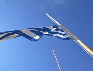Μεσίστια η ελληνική σημαία στο Άργος για τη συμφωνία για το Σκοπιανό